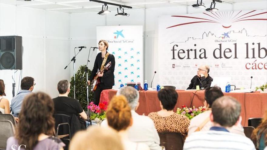 Alexandre Lacaze envuelve sus canciones y poemas en un libro