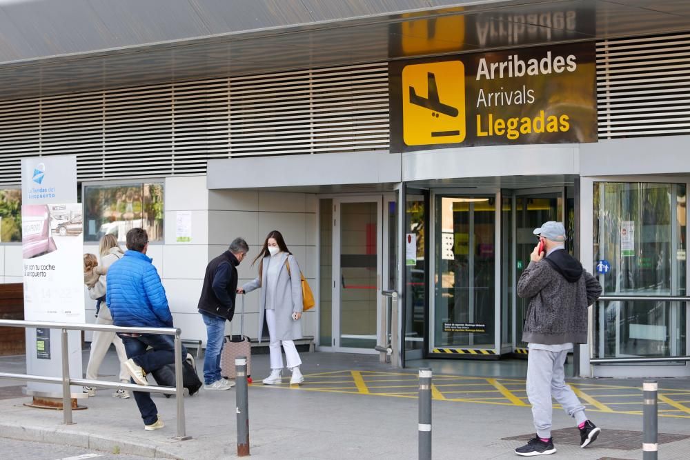 El aeropuerto de Ibiza sigue siendo un coladero de peninsulares