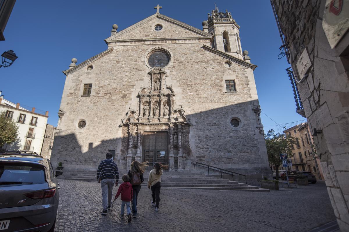 Façana principal de l'església de Moià