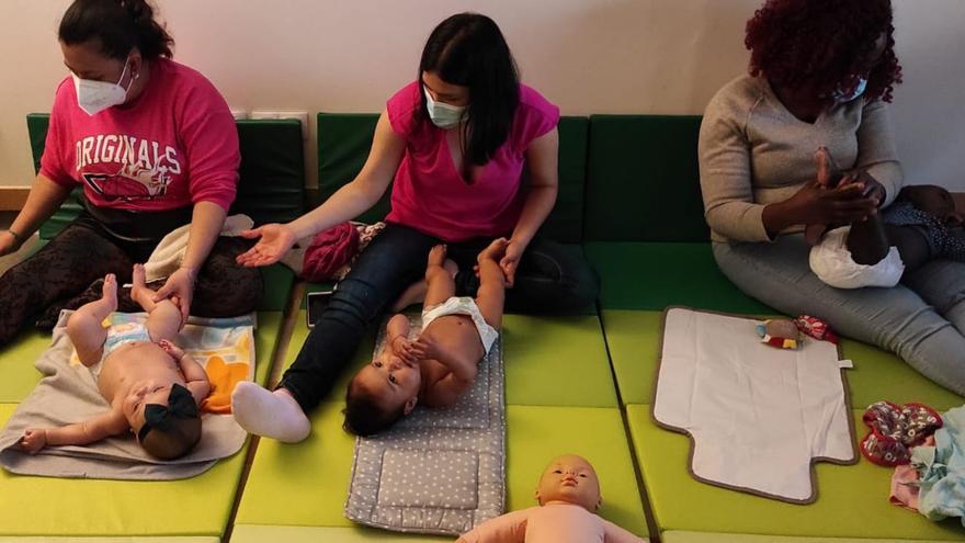 Una de las actividades en las que enseñan a las familias a dar masajes al bebé / CEDIDA