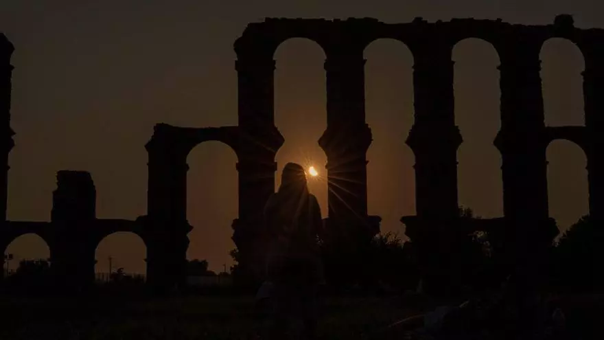 Vídeo | El eclipse solar deslumbra Mérida desde el acueducto de los Milagros