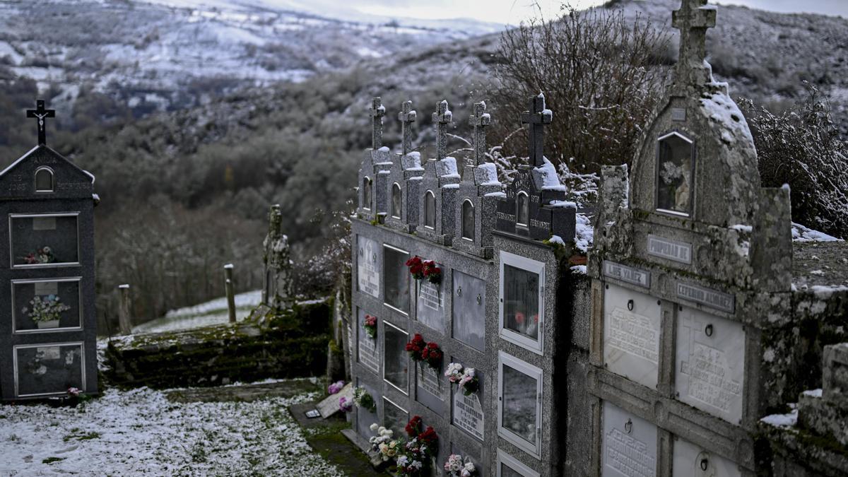 Cementerio nevado este domingo en Chandrexa de Queixa (Ourense).