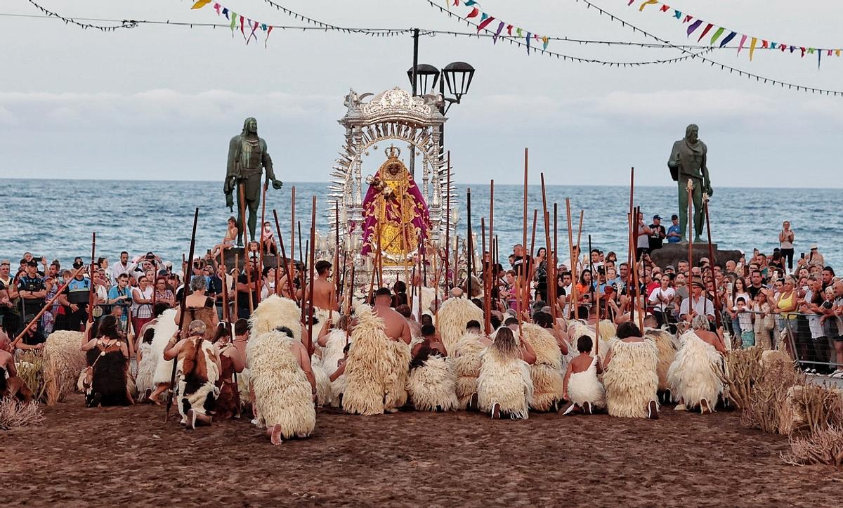 Los guanches se arrodillan ante la Virgen de Candelaria en la ceremonia que se repite cada 14 de agosto en la Villa Mariana.