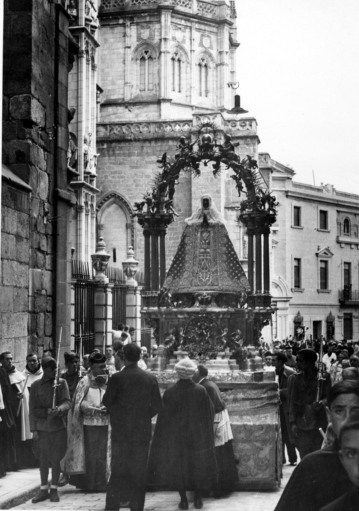 Las fotos antiguas para descubrir la otra cara de la Catedral de Toledo