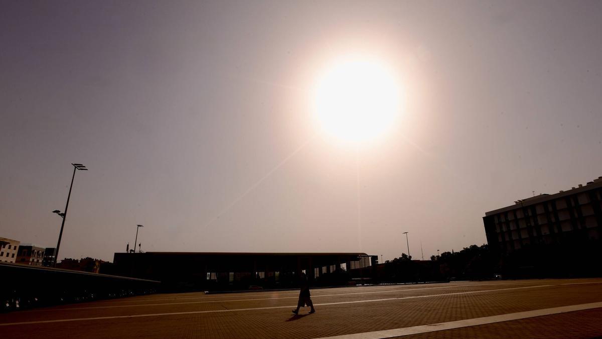 El sol reina sobre la estación de trenes de Córdoba.