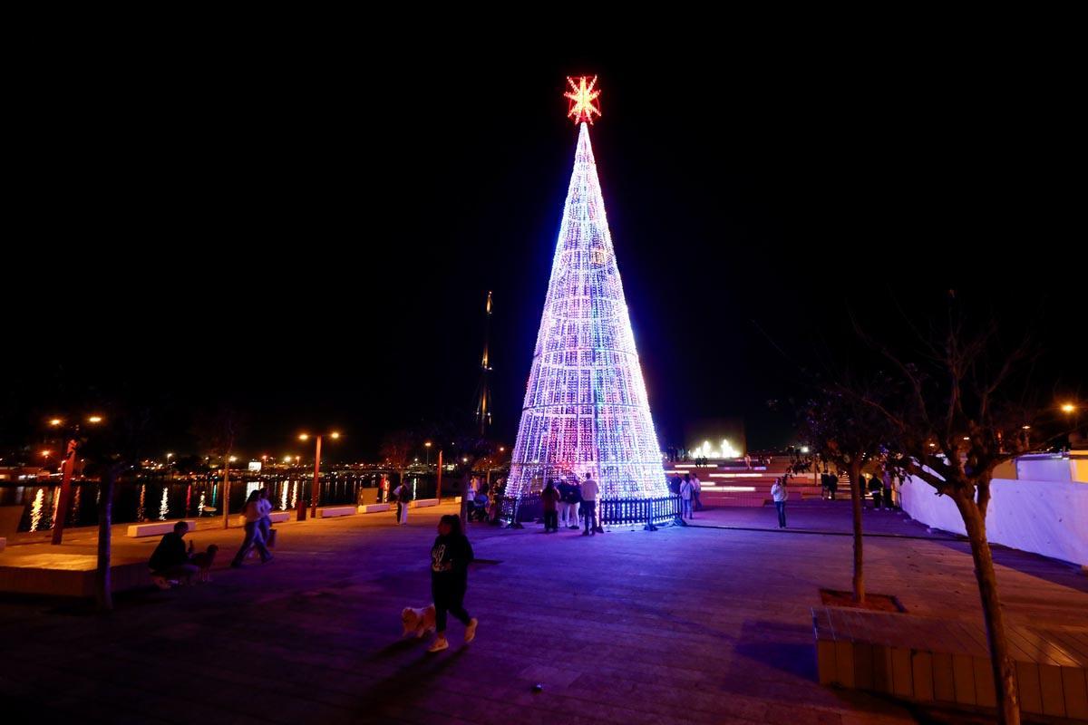 Galería: Juegos y risas en el túnel de luces del puerto de Ibiza