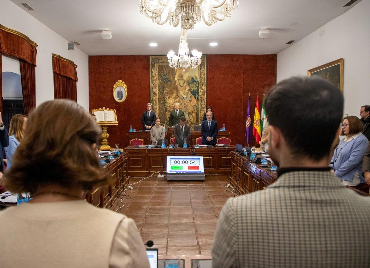 La Corporación provincial, durante el minuto de silencio en memoria de Fosforito.