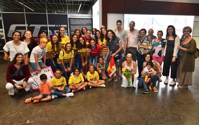 22/07/2019 TELDE.  Llegada al aeropuerto de Gran Canaria de Elena Melían, medalla en el Mundial de Sincronizada.  Fotógrafa: YAIZA SOCORRO.  | 22/07/2019 | Fotógrafo: Yaiza Socorro