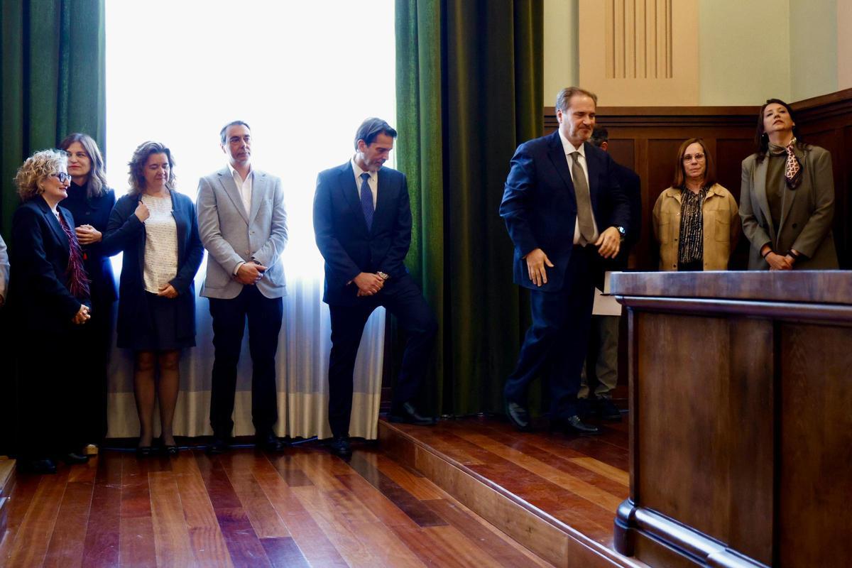 Primer acto oficial de Juan Luis Gandía y su equipo rectoral en al UV