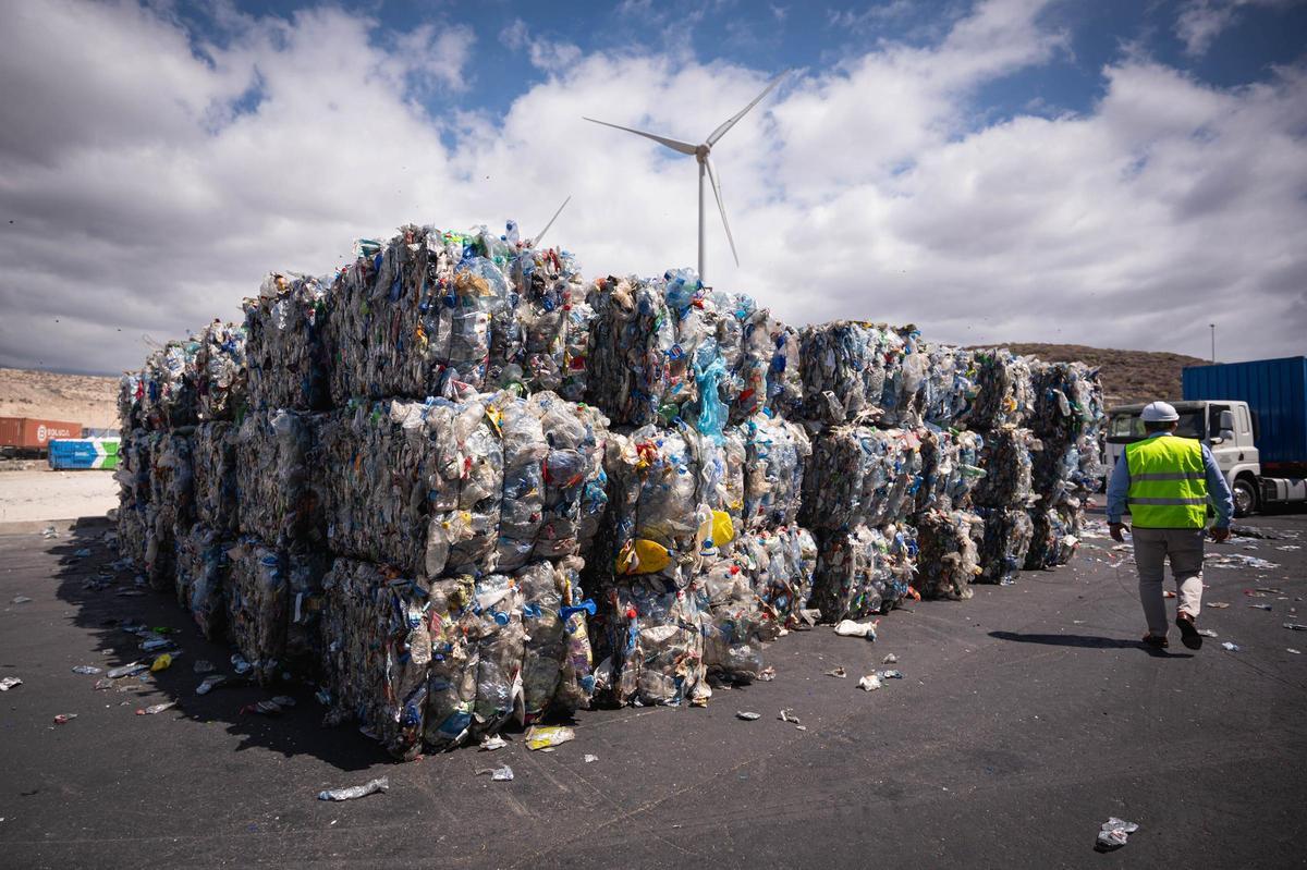 Residuos compactados a la espera de ser reciclados