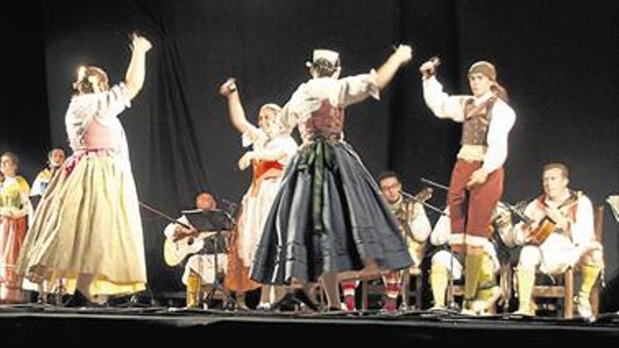 Orpesa muestra los bailes regionales