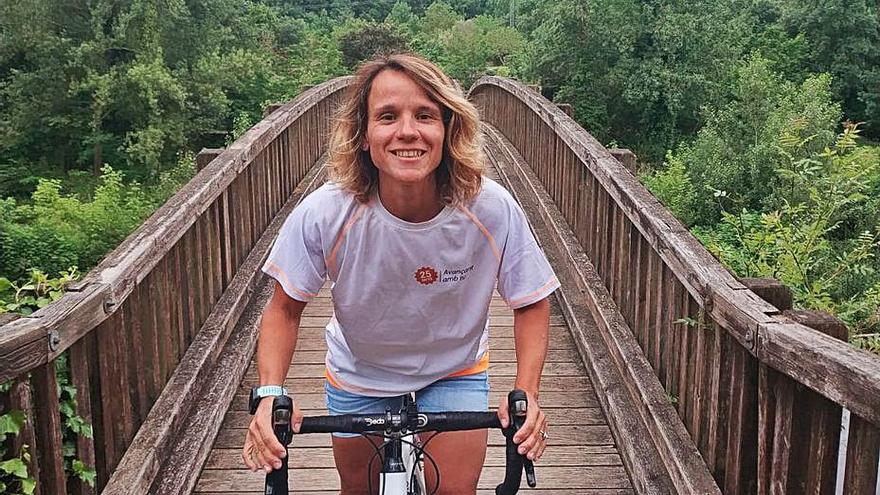 Anna López pedalant amb bicicleta. | ICO GIRONA