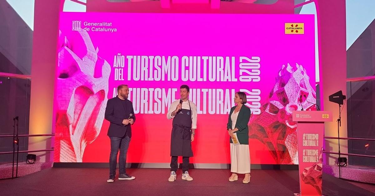 Àlex Carrera, al centre, explicant el menú durant l'acte de dimarts al Palau de les Arts de València; a l'esquerra, el sommelier Gregori Albareda.