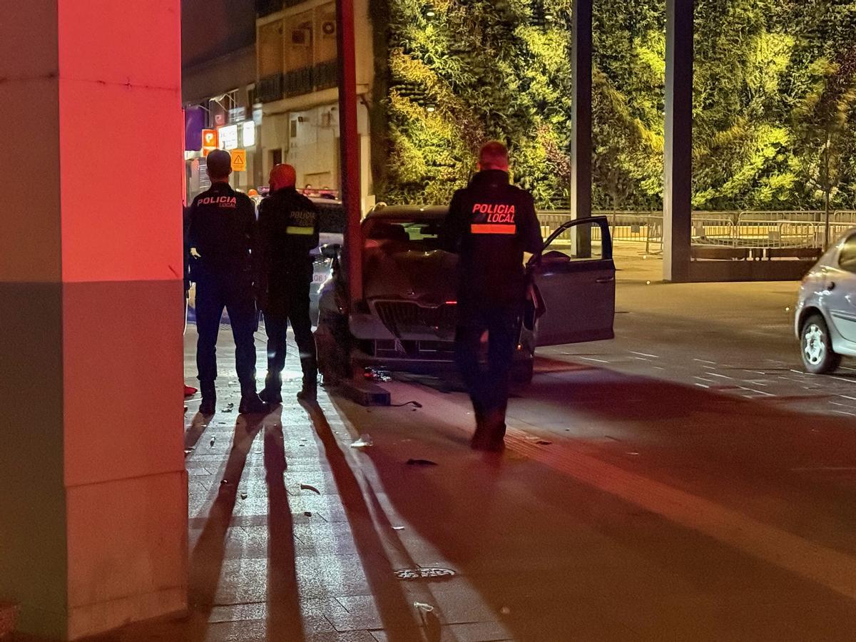 Agentes inspeccionan el coche tras el accidente en el centro de Mérida.