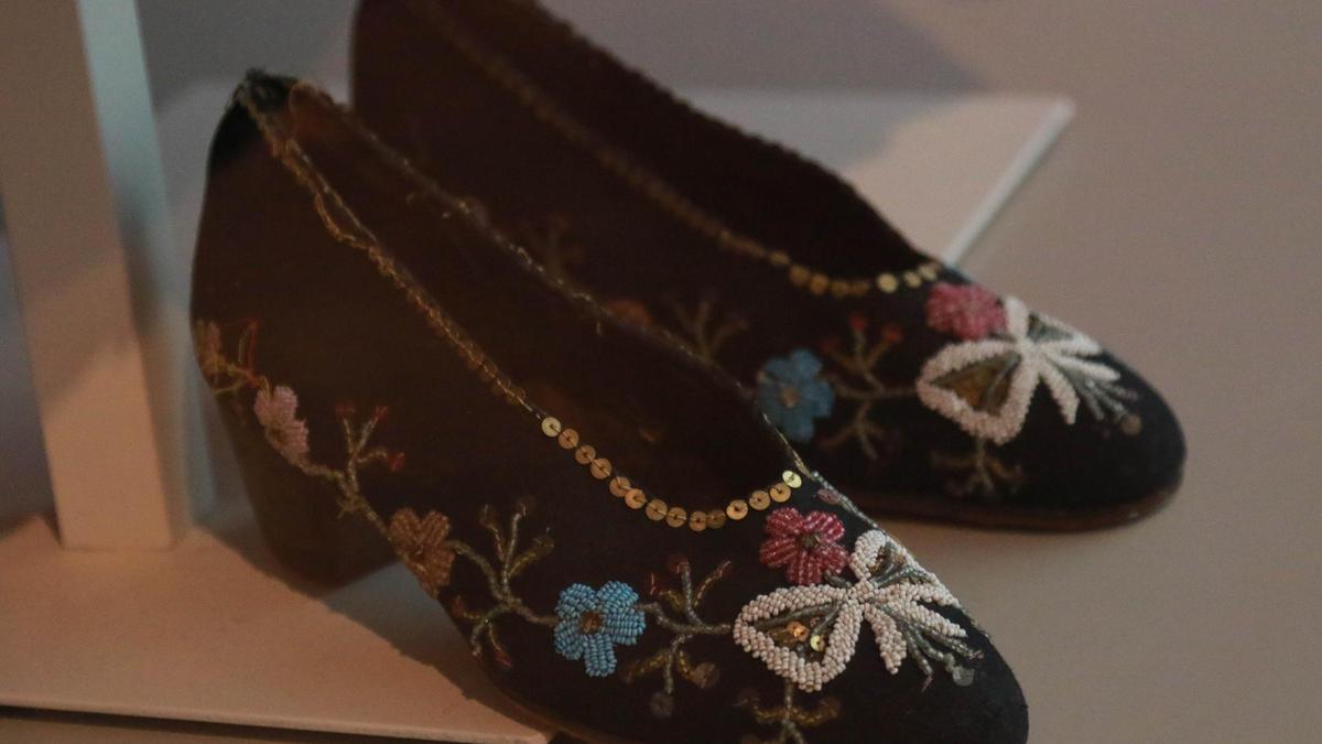 Zapatos tradicionales que forman parte de la vestimenta matrimonial