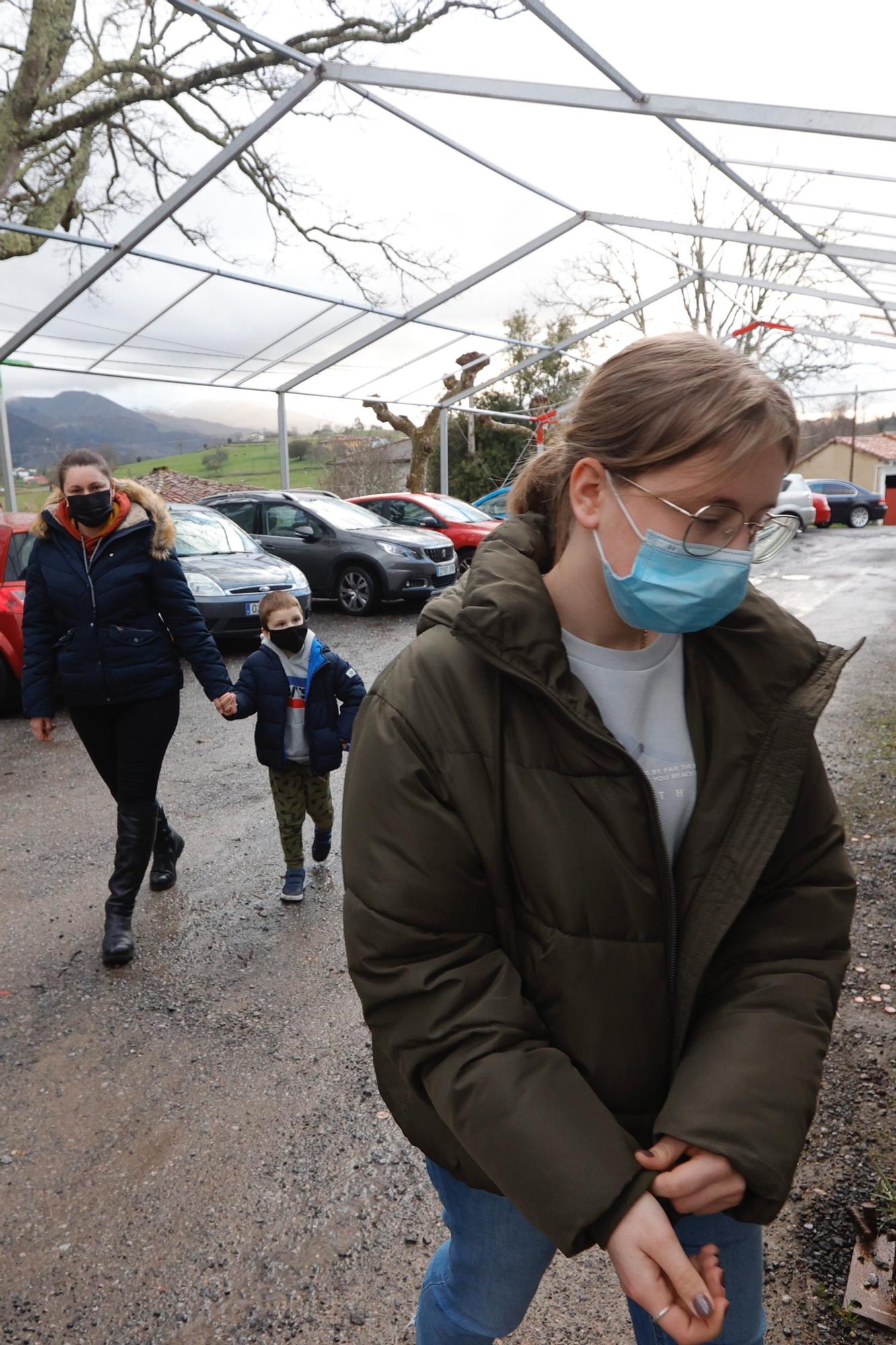 La niña Ania Romanenko se reencuentra con su madre en Piloña