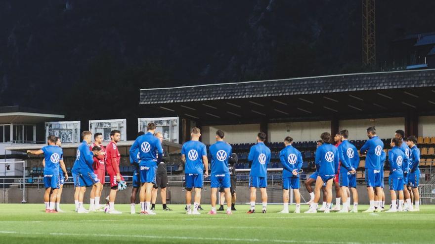 Los jugadores del CD Tenerife en el entrenamiento realizado en Andorra.