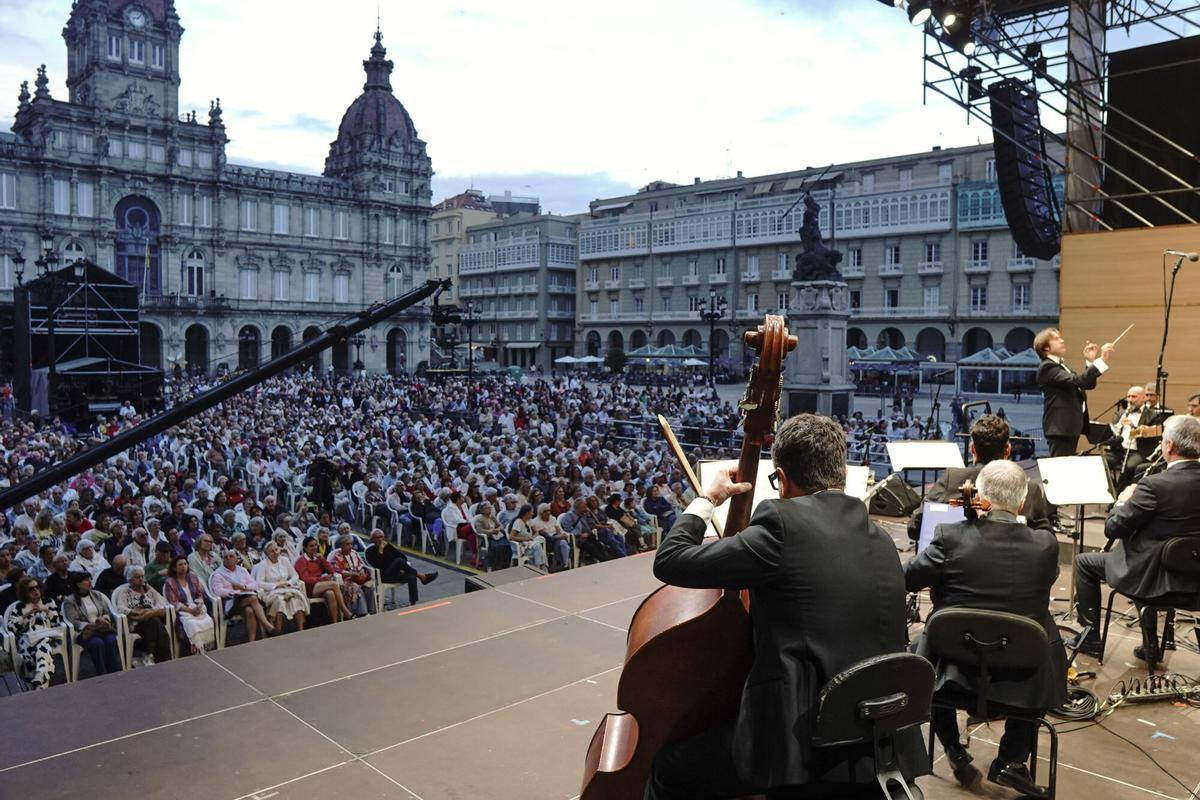 Bajo la batuta del director alicantino Juan Miguel Romero Llopis, la Banda Municipal ofreció un repertorio basado en bandas sonoras de películas. Bajo la batuta del director alicantino Juan Miguel Romero Llopis, la Banda Municipal ofreció un repertorio basado en bandas sonoras de películas.