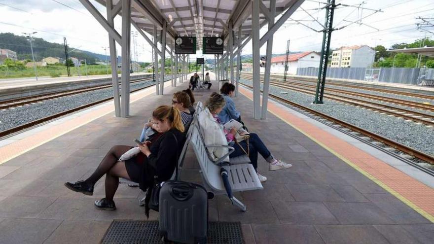 Viajeros aguardaban ayer por la llegada del tren en la estación de Pontevedra. // G. Santos