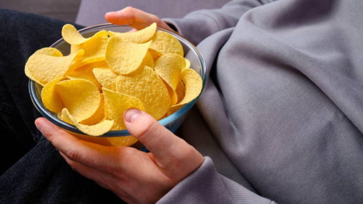 Una persona comiendo patatas fritas