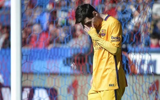 Leo Messi se lamenta de una acción perdida durante el Levante - FC Barcelona