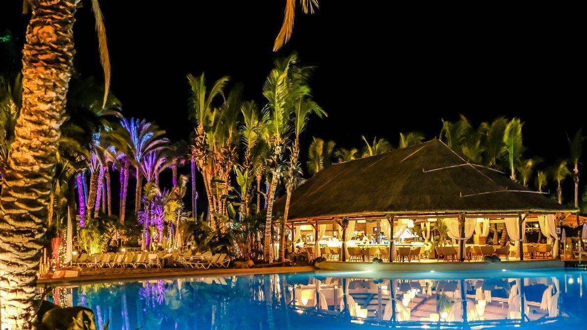 Imagen del hotel Maspalomas Princess de noche.