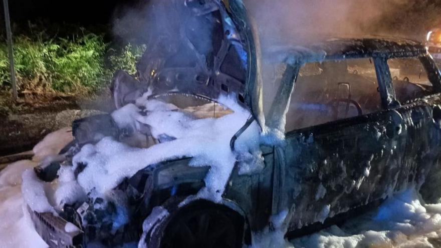 Coche calcinado en Oleiros en la madrugada del martes.   | // L. O.