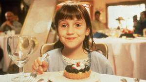 Mara Wilson en la versión cinematográfica de Matilda, basada en la novela de Roal Dahl.