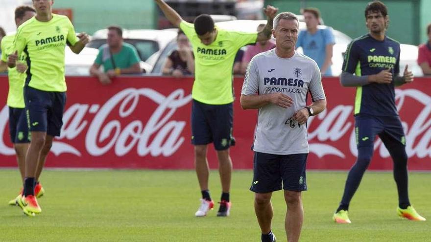 Fran Escribá dirige un entrenamiento del Villarreal en esta temporada.