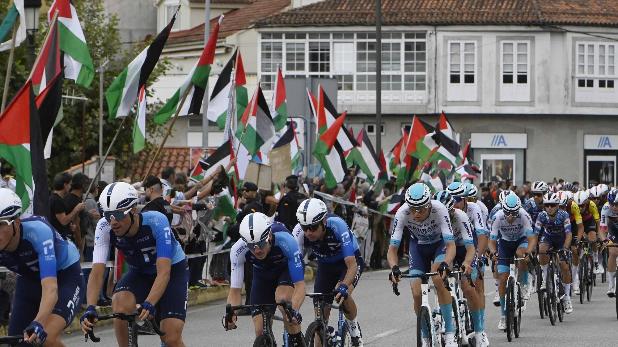 Concentraciones contra el equipo de Israel por el genocidio en Gaza durante el paso de La Vuelta por Pontevedra