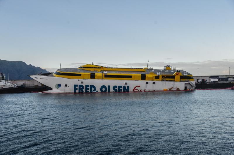 Fred Olsen, el barco encallado en el puerto de Agaete