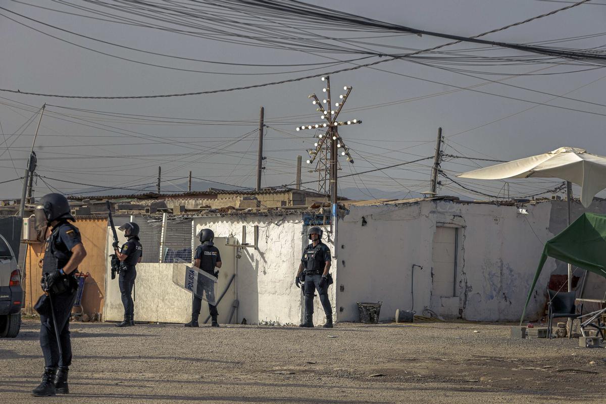 Derriban media docena de casetas ilegales de Son Banya usadas como puntos de venta de droga.
