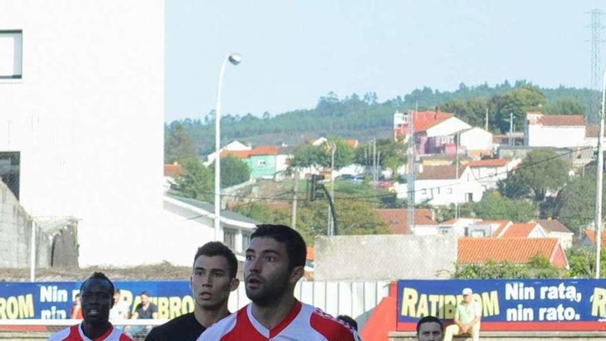 Iago Beceiro durante un partido de esta temporada con el Arosa. // Iñaki Abella