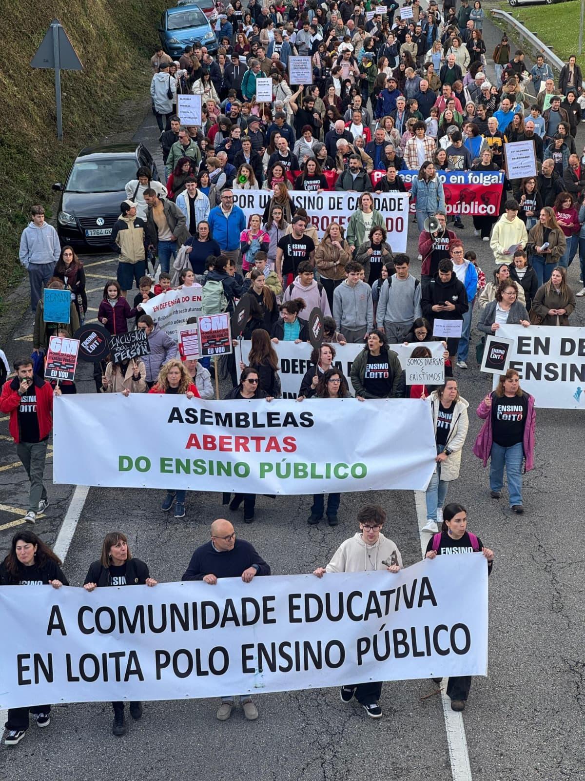 Un momento de la protesta de la comunidad educativa en Redondela.