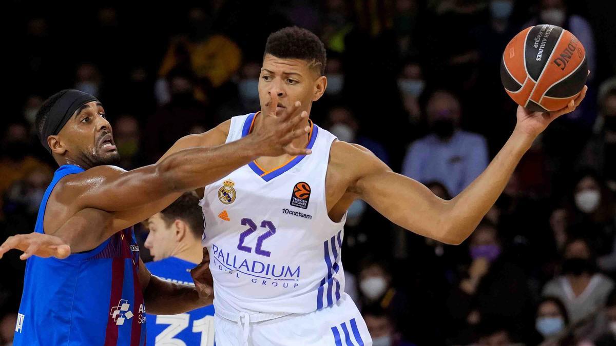 Walter Tavares, defendido por Brandon Davies