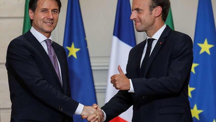 El presidente francés, Emmanuel Macron, y el primer ministro italiano, Giuseppe Conte, se saludan antes de su encuentro en París cara cerrar la crisis diplomática abierta por el barco &quot;Aquarius&quot;. // Reuters