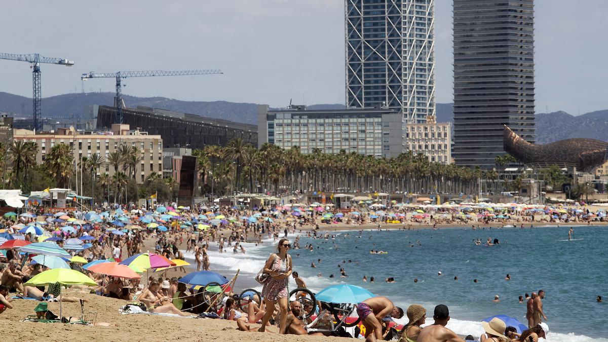 Playa de la Barceloneta llena, este domingo caluroso