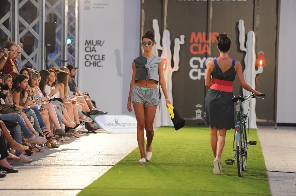 La moda se pasea por el puente nuevo con 'Murcia Cycle Chic'