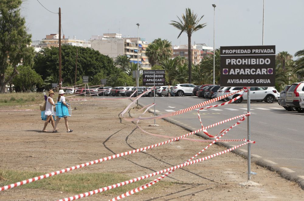 El cierre del malecón del Port de Sagunt dificulta el aparcamiento junto a la playa