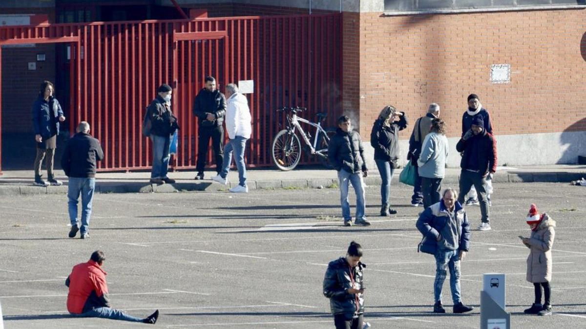 Un grupo de personas, a las puertas del Albergue Covadonga. | MARCOS LEÓN