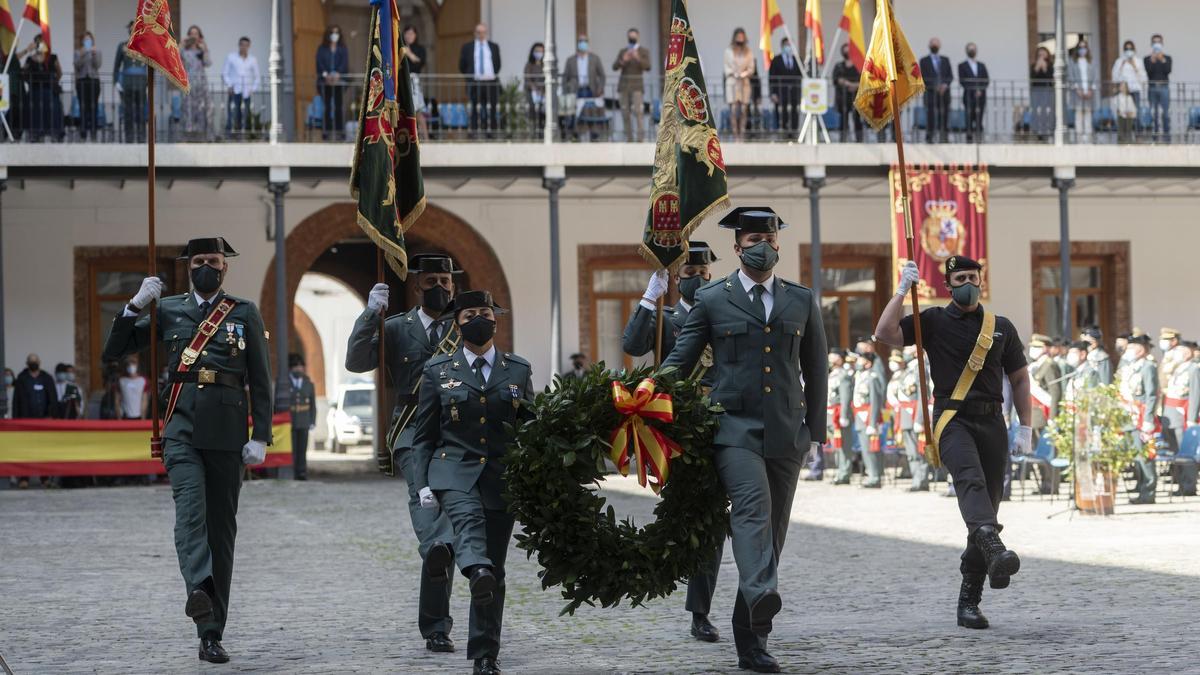 Miembros de la Guardia Civil pasean con una corona de flores durante los actos de celebración de la Patrona de la Guardia Civil, la Virgen del Pilar.