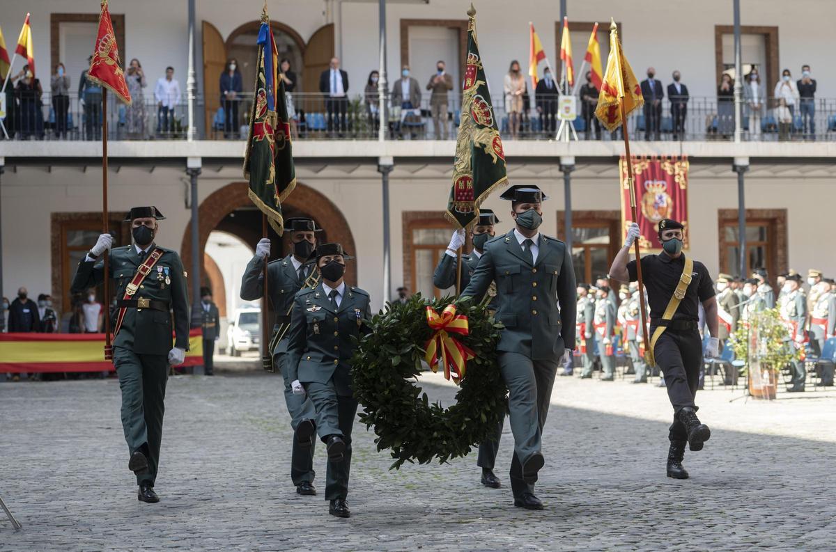 Miembros de la Guardia Civil pasean con una corona de flores durante los actos de celebración de la Patrona de la Guardia Civil, la Virgen del Pilar.