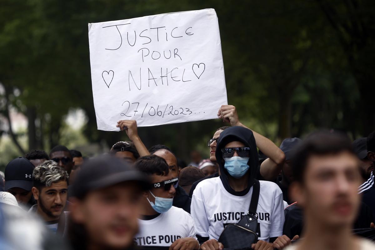 Mounia, la madre de Nahel encabeza una marcha blanca en Nanterre. La familia del joven fallecido ha convocado una marcha blanca en su memoria.