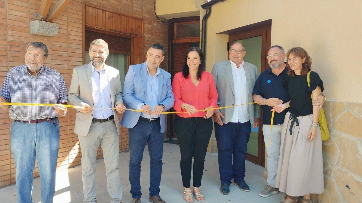 L'alcladessa inaugurant el consultori amb alts càrrecs de l'ICS, la Diputació i la Generalitat