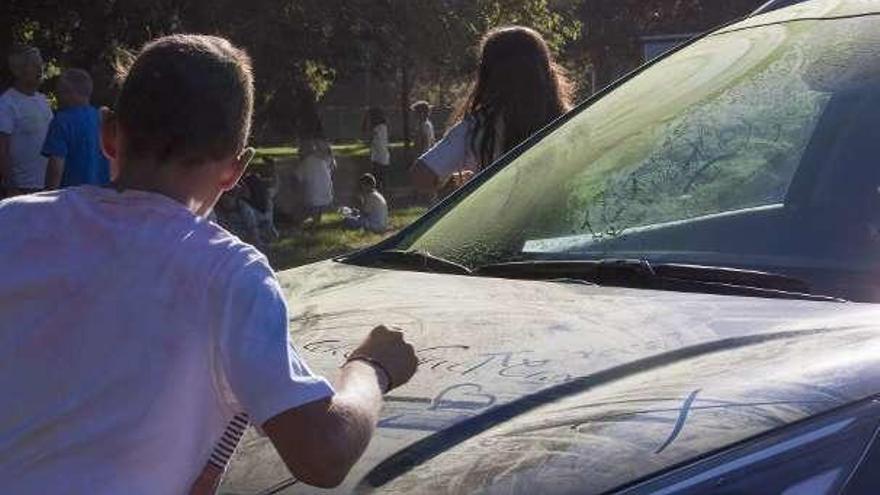 De arriba abajo, un joven pinta sobre el polvo de un coche colocado dentro del recinto; ambiente frente el escenario principal, y los asistentes bailando en la explanada. Debajo de estas líneas, el dj &quot;The otter gang&quot;, durante su actuación ante el numeroso público que acudió a escuchar su música.