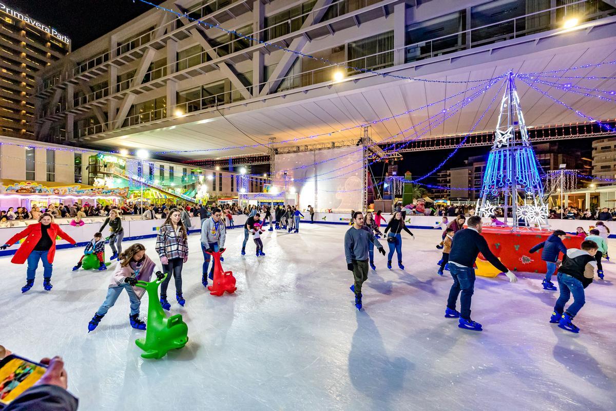 La pista de hielo y las atracciones de la Plaza de la Navidad, entre las actividades que más gustan al público.