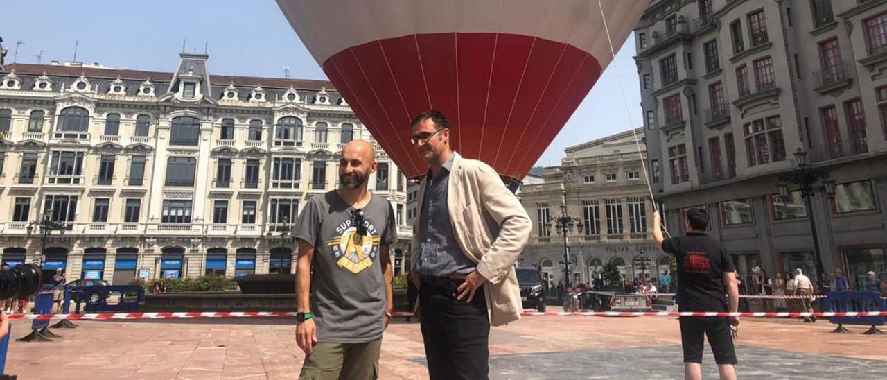 Íñigo Domínguez y José Luis Costillas, ayer, en la Escandalera; en el recuadro, un detalle del globo.