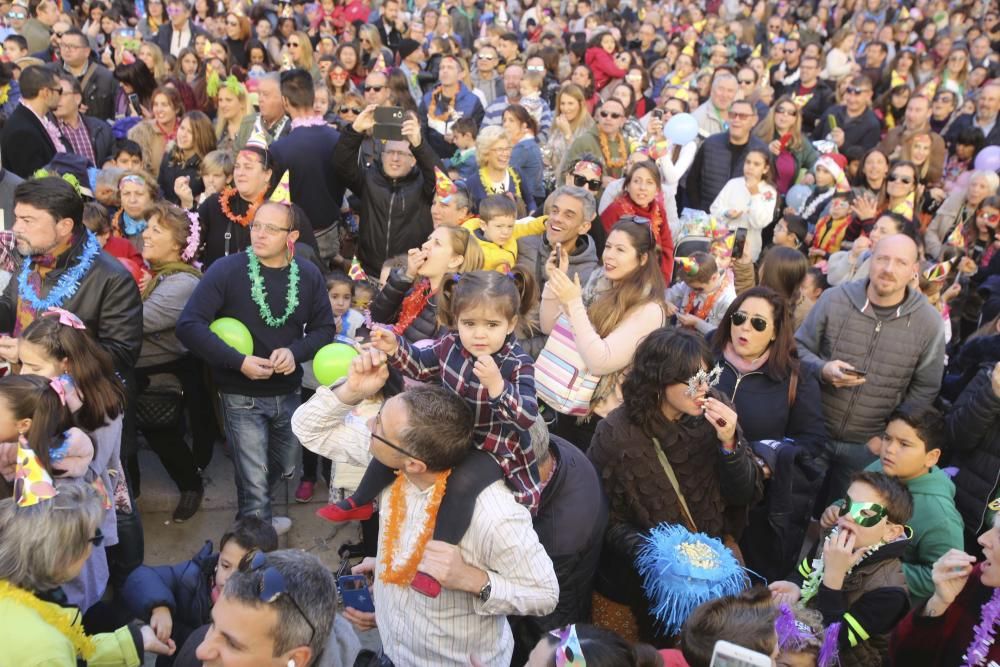 Más de 3.000 personas entre niños y mayores adelantan la entrada al 2019 en la plaza del Ayuntamiento