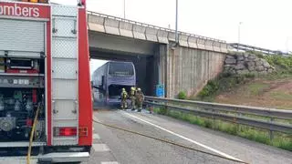 Una vuitantena de persones són evacuades d'un autobús escolar amb el motor incendiat a la C-16