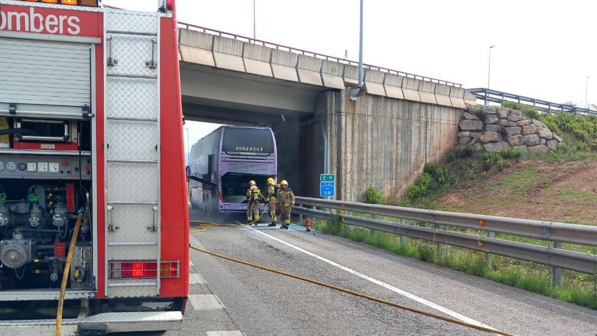 Els Bombers extingint l'incendi al motor del bus escolar